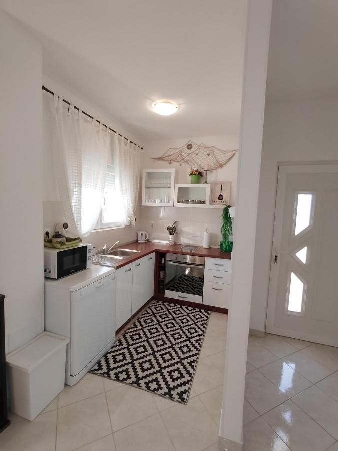 Apartments Karla I Ivano Мандре Экстерьер фото