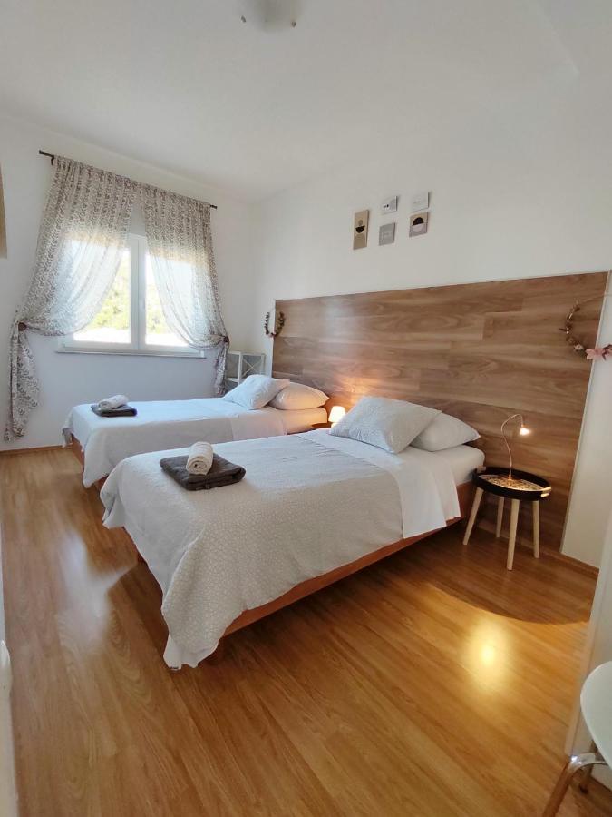 Apartments Karla I Ivano Мандре Экстерьер фото