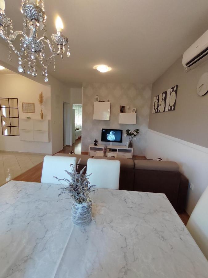 Apartments Karla I Ivano Мандре Экстерьер фото