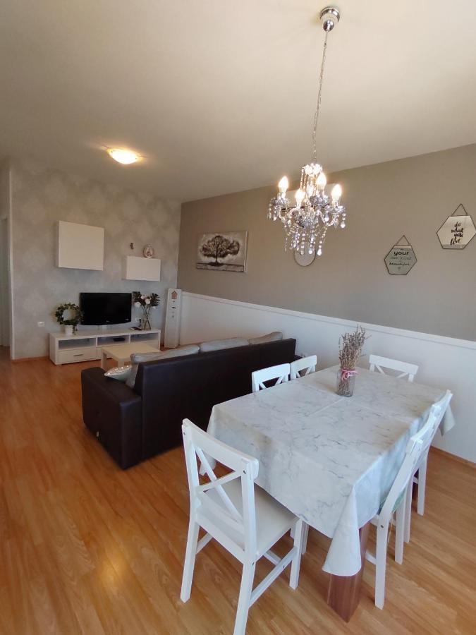 Apartments Karla I Ivano Мандре Экстерьер фото