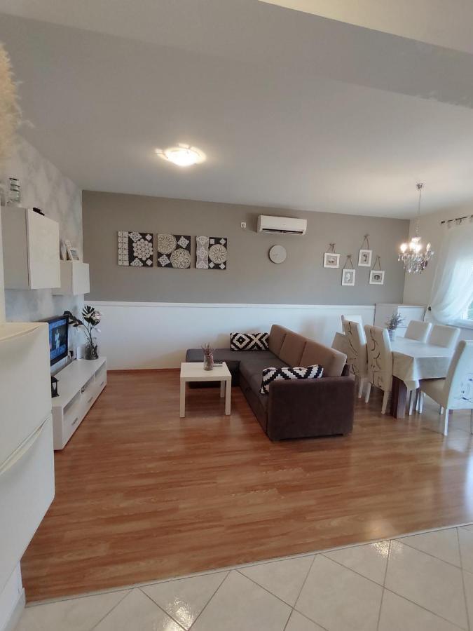 Apartments Karla I Ivano Мандре Экстерьер фото