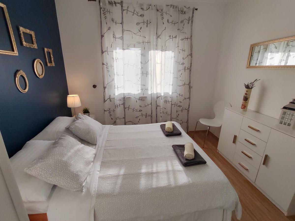 Apartments Karla I Ivano Мандре Экстерьер фото
