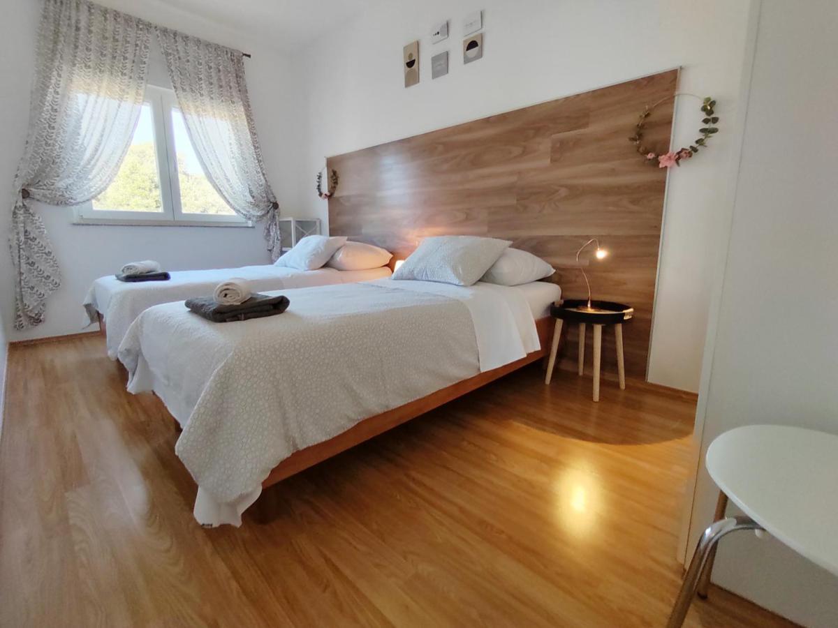 Apartments Karla I Ivano Мандре Экстерьер фото