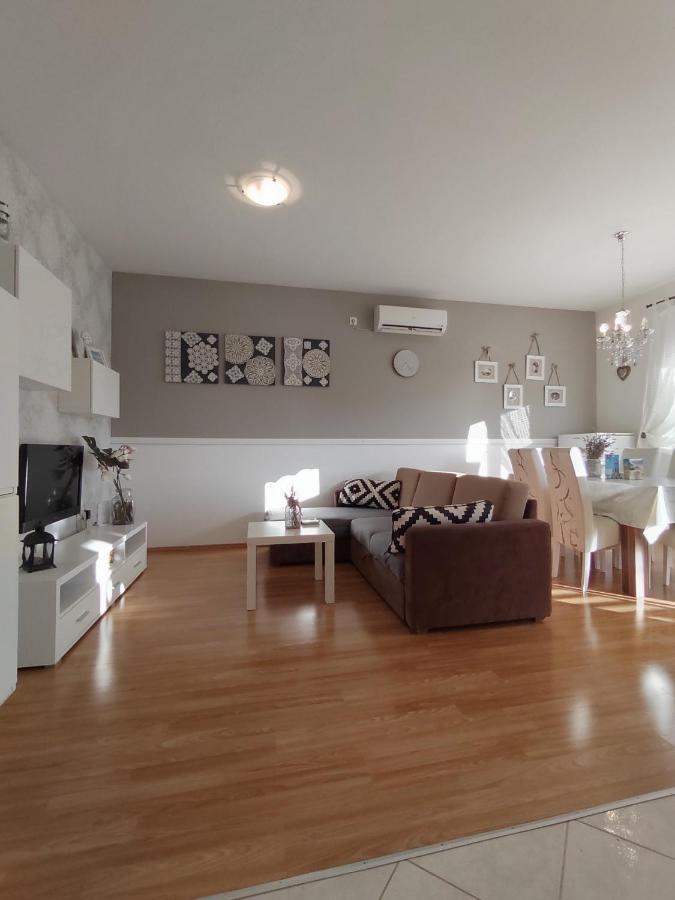 Apartments Karla I Ivano Мандре Экстерьер фото