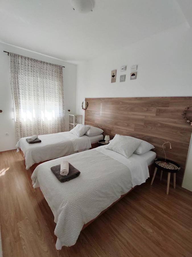 Apartments Karla I Ivano Мандре Экстерьер фото