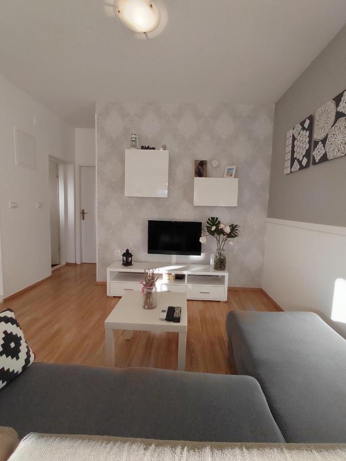 Apartments Karla I Ivano Мандре Экстерьер фото