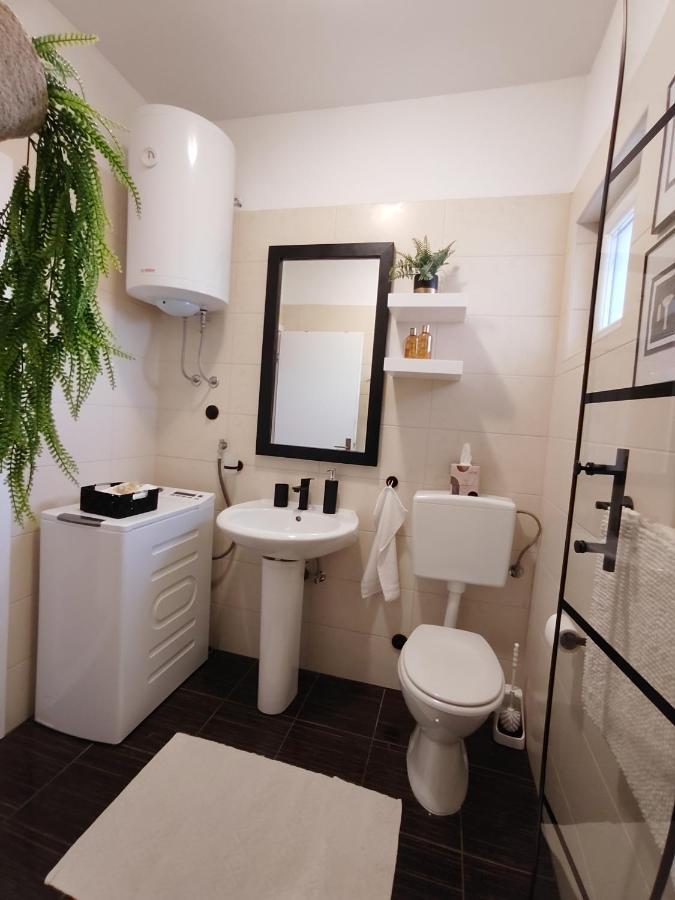 Apartments Karla I Ivano Мандре Экстерьер фото