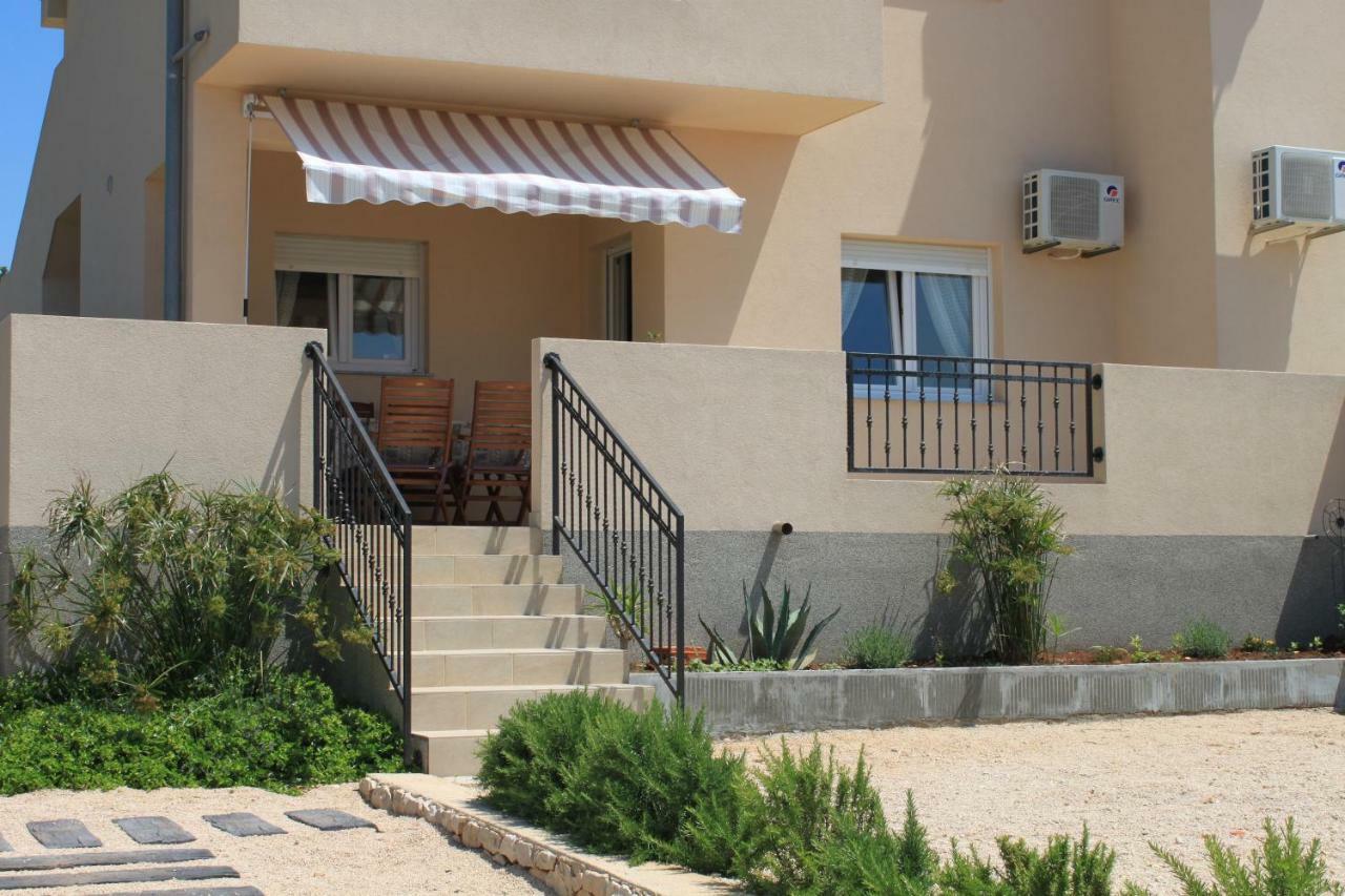 Apartments Karla I Ivano Мандре Экстерьер фото