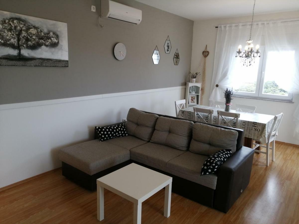 Apartments Karla I Ivano Мандре Экстерьер фото